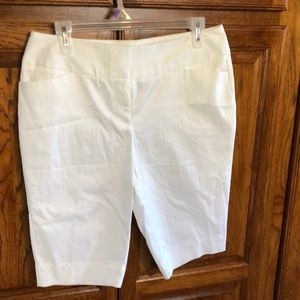 Women’s modern fit Worthington white shorts size 6